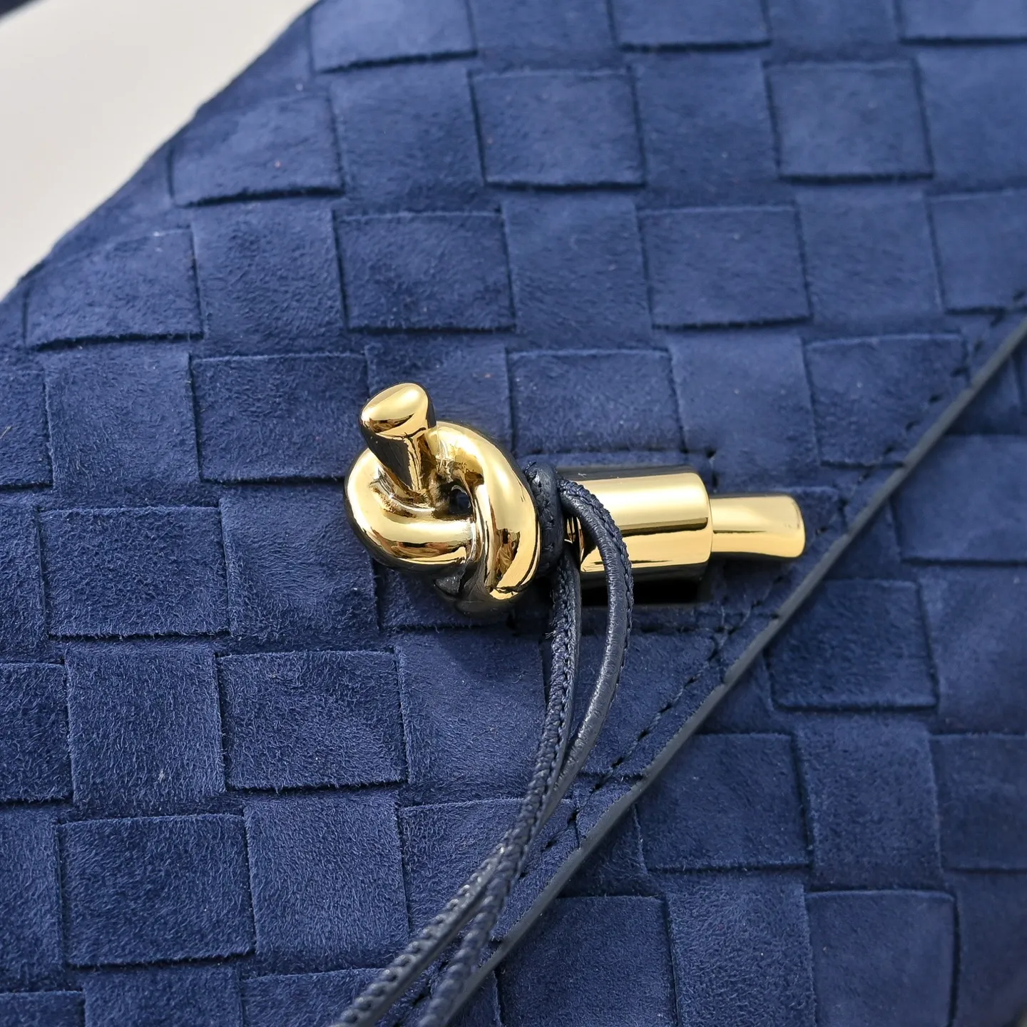 Batch 1360 #Bv Clutch long clutch bag equipped with handles, the design of the clutch bag reflects the exquisite and high-end taste ~ using exquisite craftsmanship intreccio woven suede, it can be held in the hand, carried by hand or under the arm. The metal knot embellishment exudes temperament and nobility ~ , equipped with a zipper compartment inside, it is a good companion for your daily life🧑‍❤️‍💋‍🧑, whether you are walking on the red carpet or attending a dinner, it will add a unique charm to you💞 Model: 1511 Size: 31x13x3